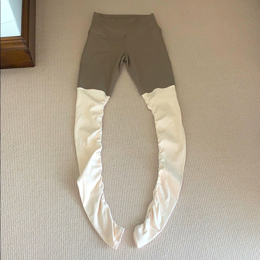 ALO Yoga High-Waist Goddess Legging in Tan/Cream